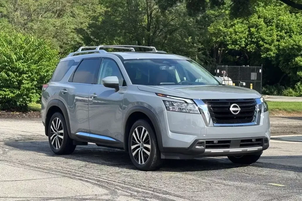 2024 Nissan Pathfinder Platinum photo 1