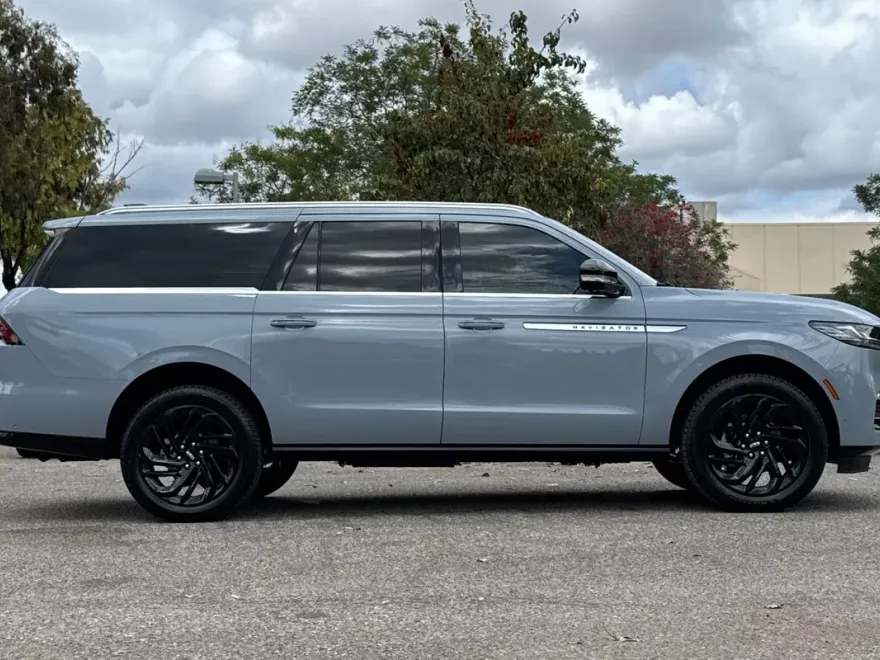 2025 Lincoln Navigator L Reserve photo 1