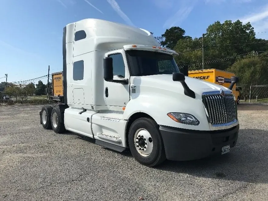 2022 International LT625 LT photo 1