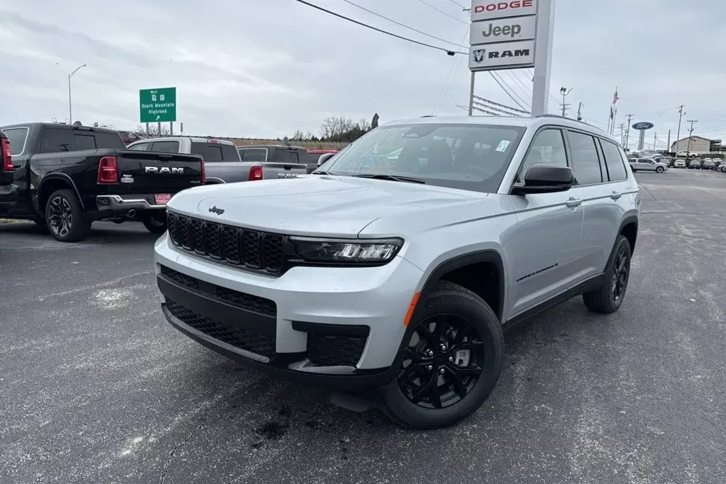 2025 Jeep Grand Cherokee Altitude photo 1