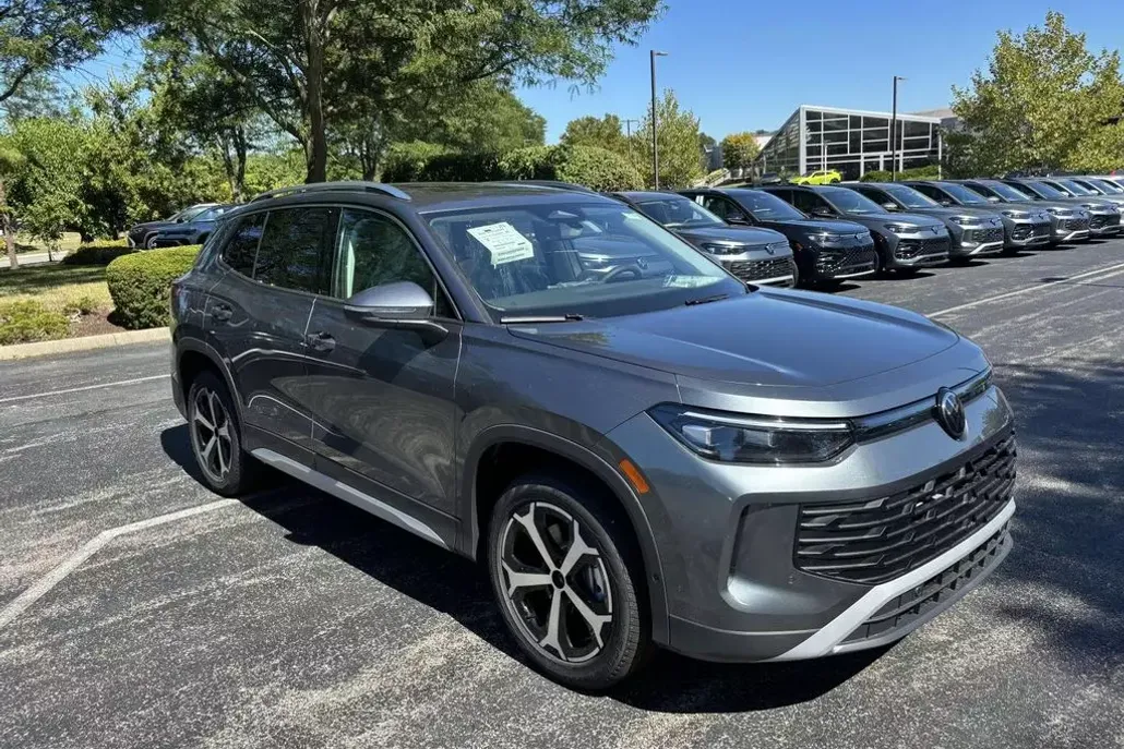 2025 Volkswagen Tiguan SE photo 1