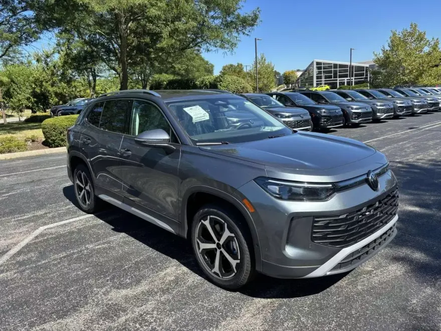 2025 Volkswagen Tiguan SE photo 1