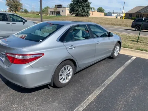 2016 Toyota Camry LE photo 4