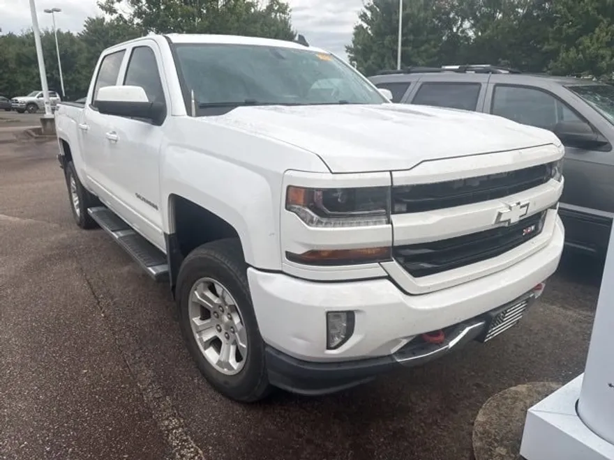 2017 Chevrolet Silverado 1500 LT photo 1
