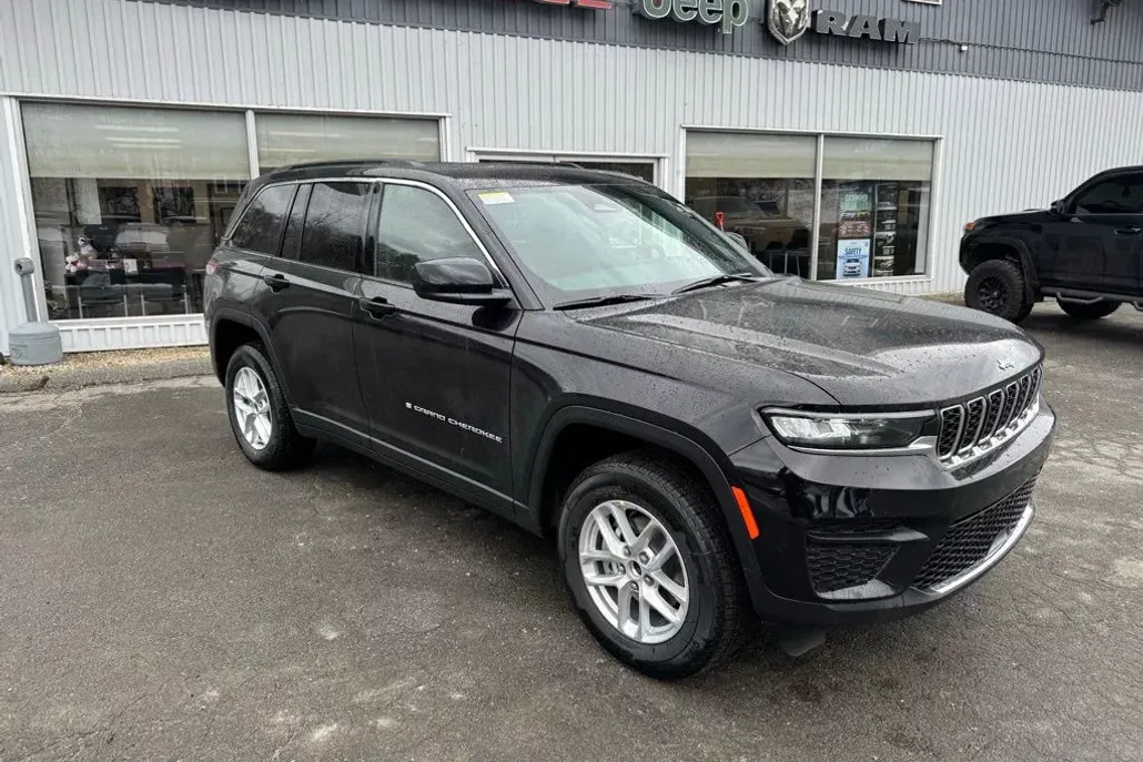 2025 Jeep Grand Cherokee Laredo photo 1