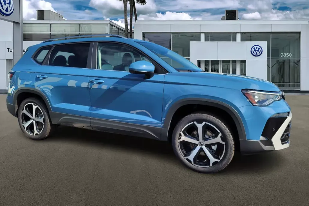 2025 Volkswagen Taos SEL photo 1