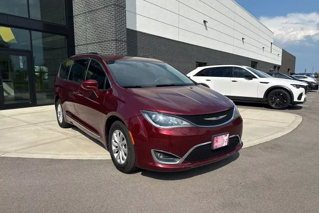 2017 Chrysler Pacifica Touring L photo 1