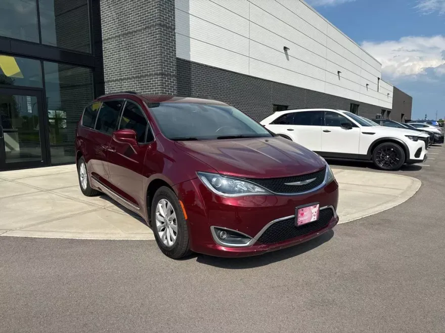 2017 Chrysler Pacifica Touring L photo 1
