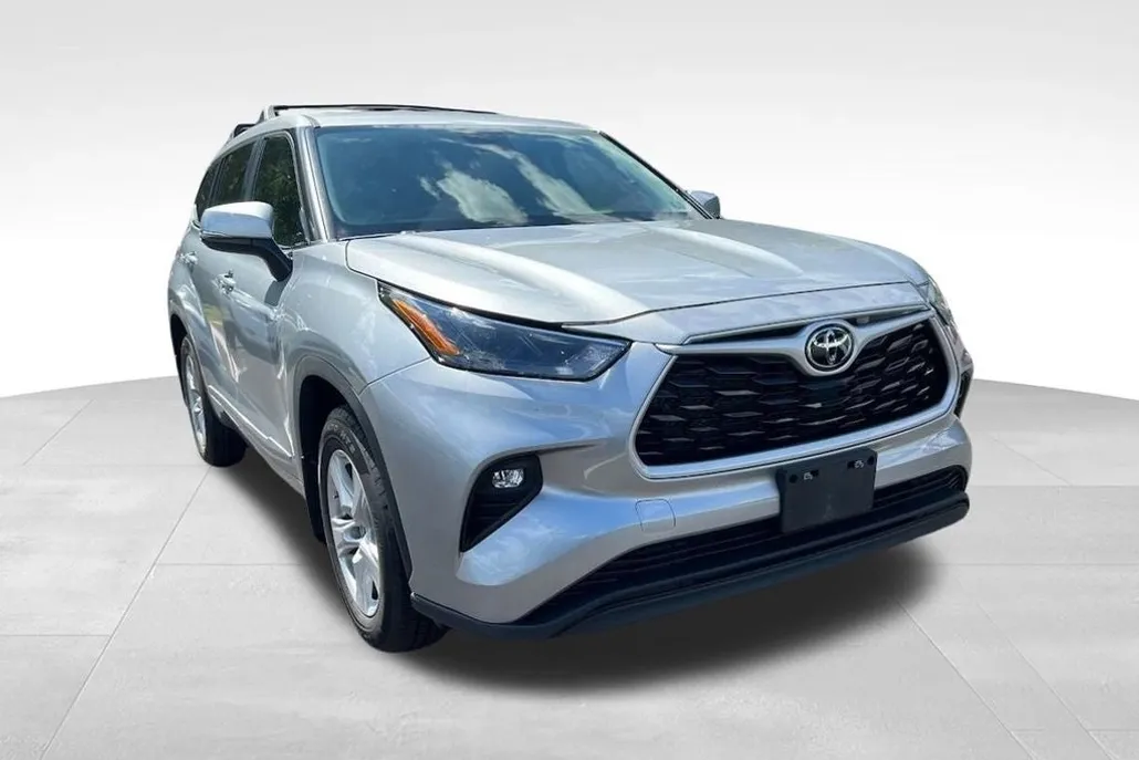 2023 Toyota Highlander LE photo 1