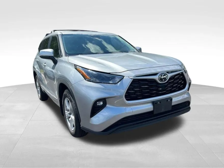 2023 Toyota Highlander LE photo 1