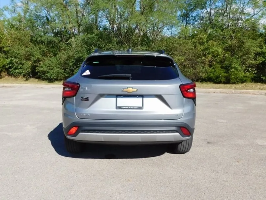 2024 Chevrolet Trax LT photo 1