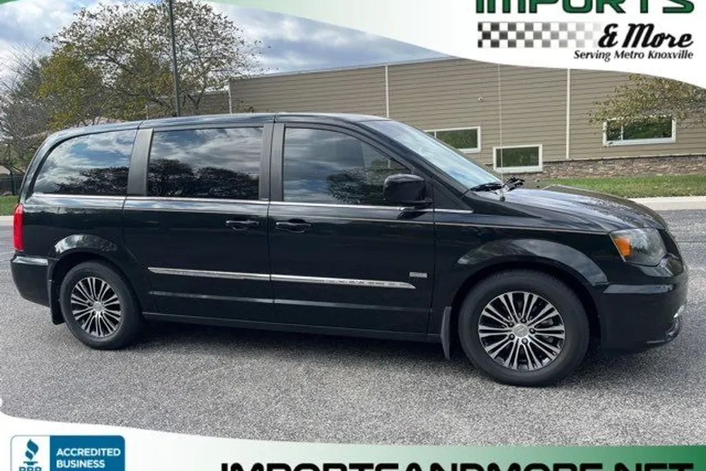 2014 Chrysler Town & Country S photo 1