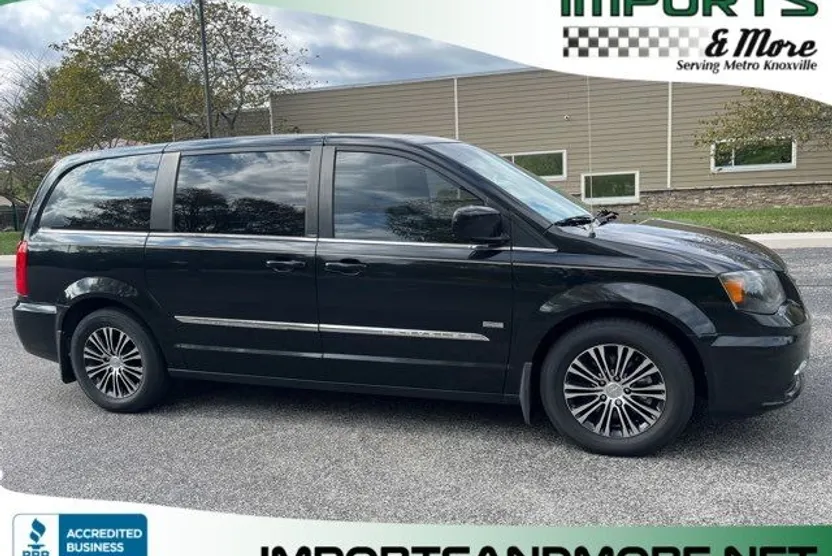 2014 Chrysler Town & Country S photo 1