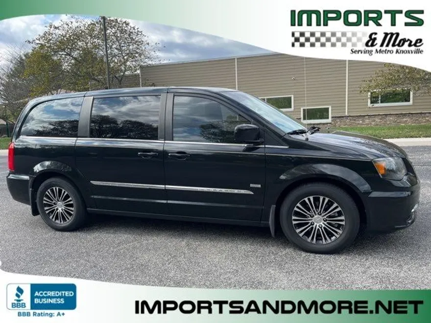 2014 Chrysler Town & Country S photo 1