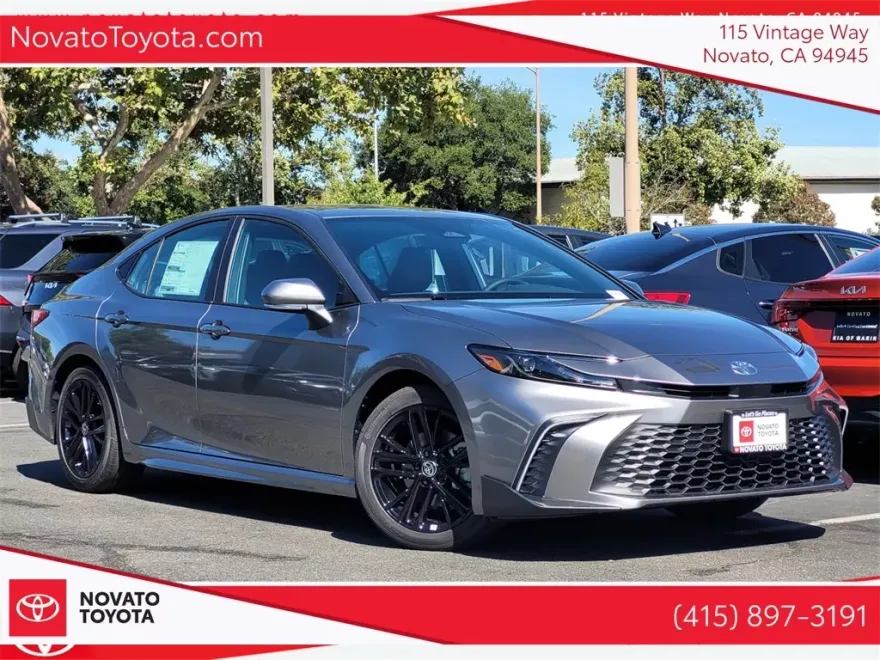 2025 Toyota Camry SE photo 1