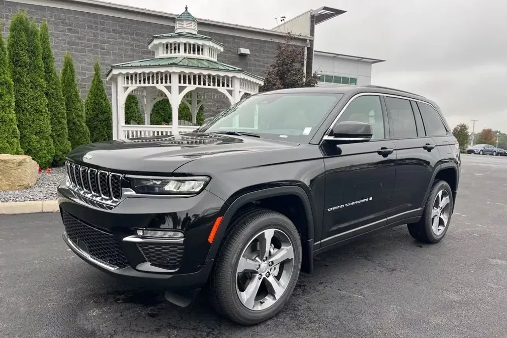 2025 Jeep Grand Cherokee Limited photo 1