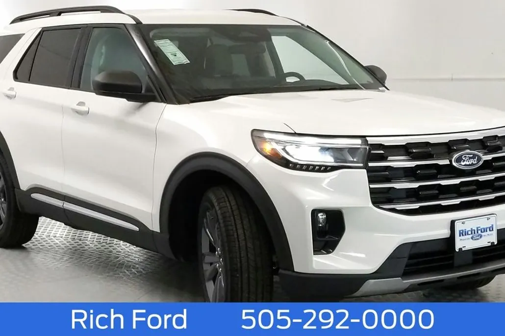 2025 Ford Explorer photo 1