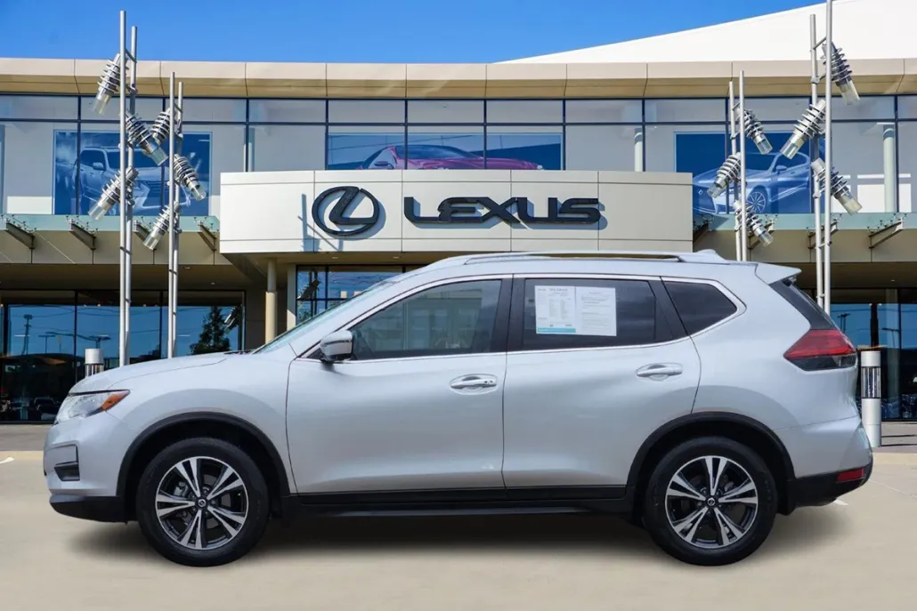 2020 Nissan Rogue SV photo 1