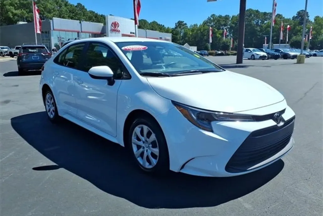 2025 Toyota Corolla LE photo 1