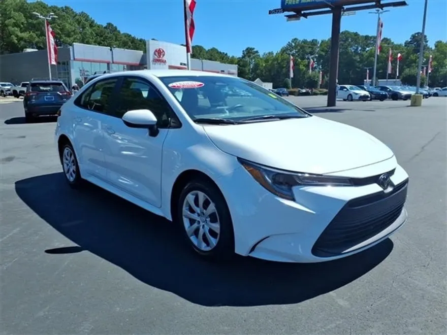 2025 Toyota Corolla LE photo 1