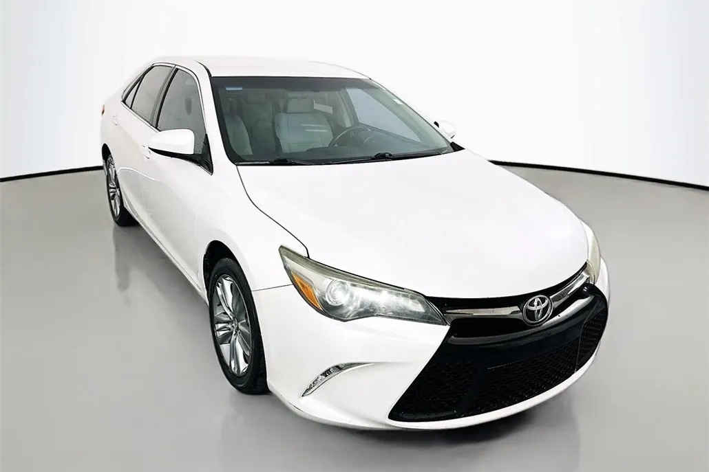 2017 Toyota Camry SE photo 1