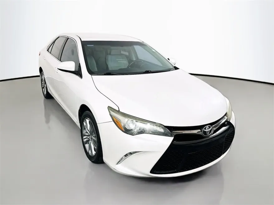 2017 Toyota Camry SE photo 1