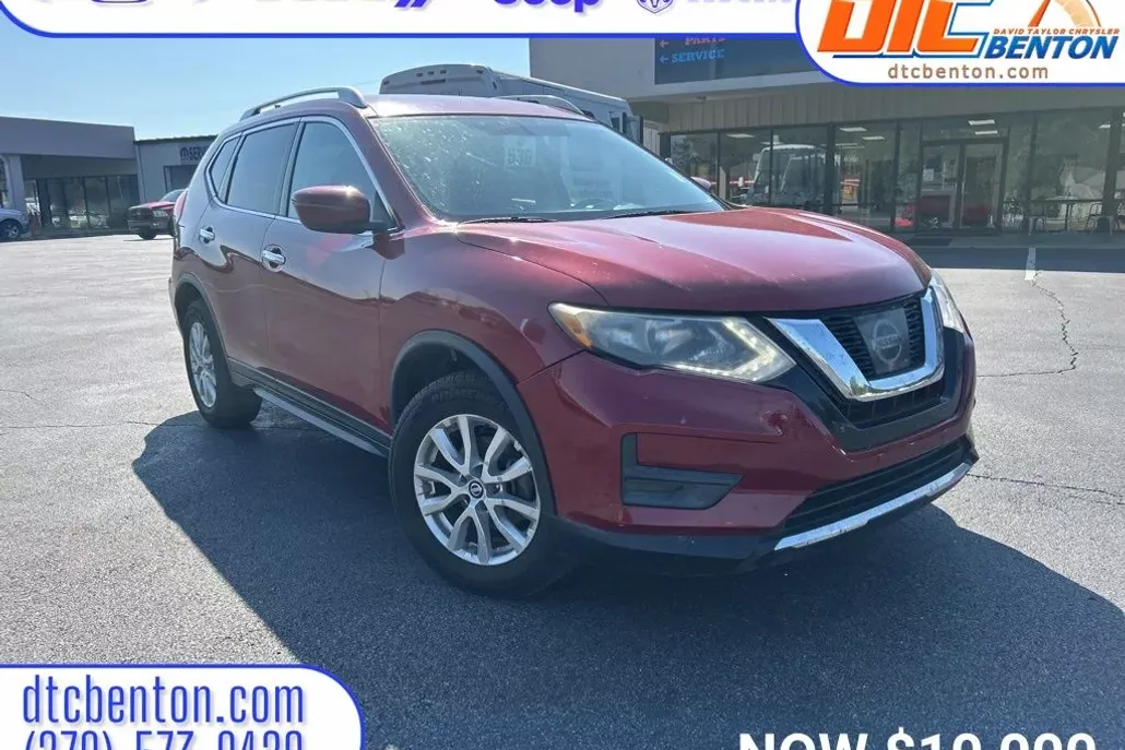 2017 Nissan Rogue SV photo 1