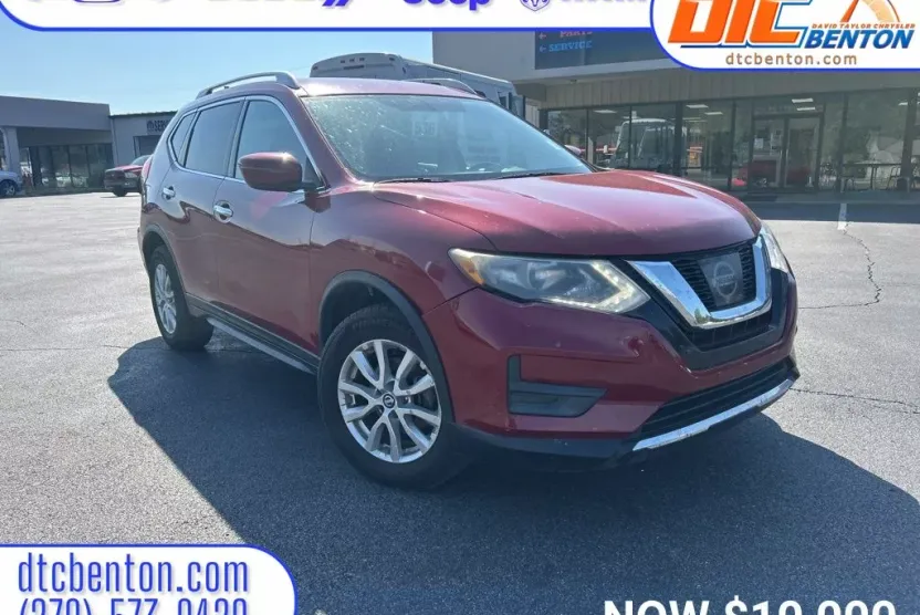 2017 Nissan Rogue SV photo 1