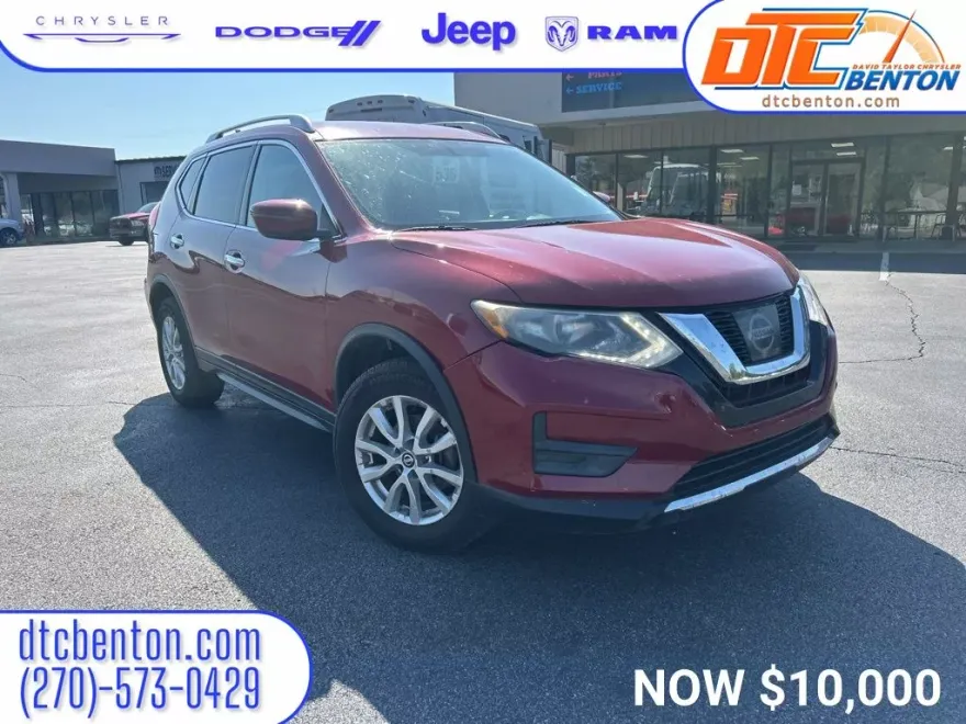 2017 Nissan Rogue SV photo 1
