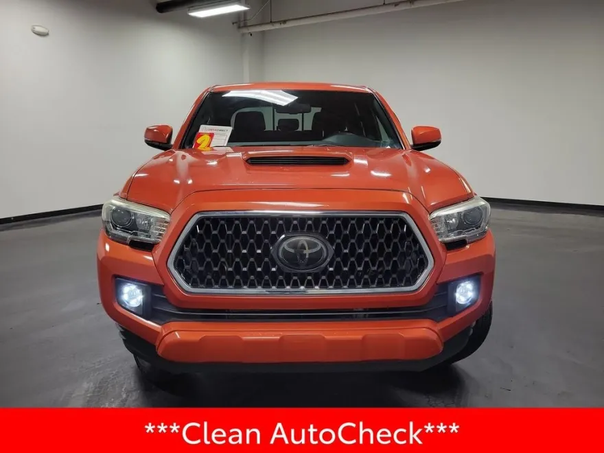 2018 Toyota Tacoma TRD Sport V6 photo 1
