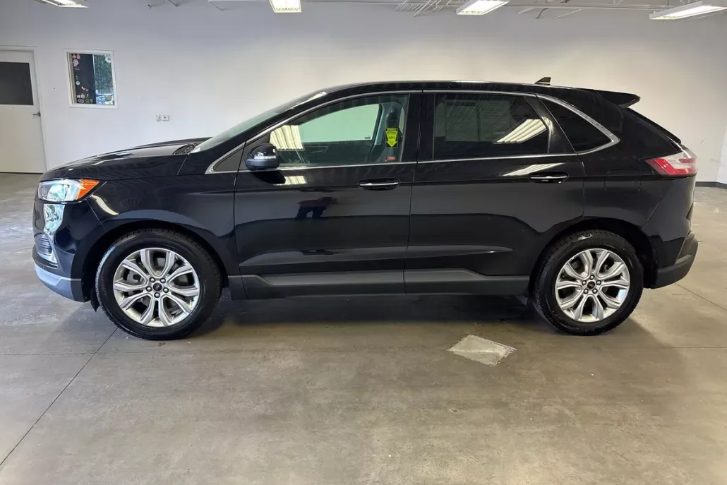 2024 Ford Edge Titanium photo 1