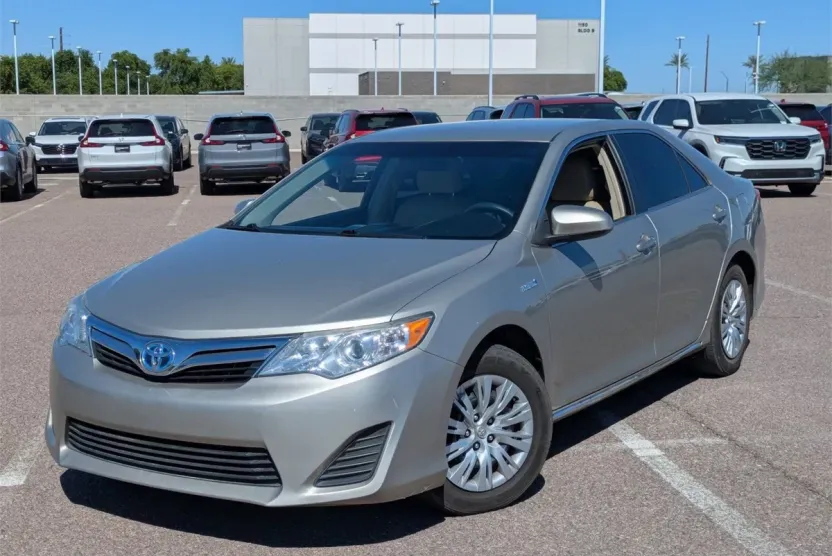 2014 Toyota Camry Hybrid LE photo 1