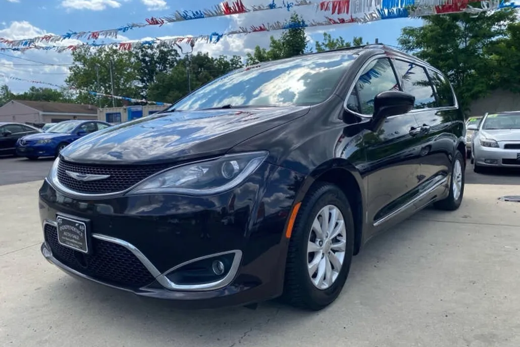 2019 Chrysler Pacifica Touring L photo 1