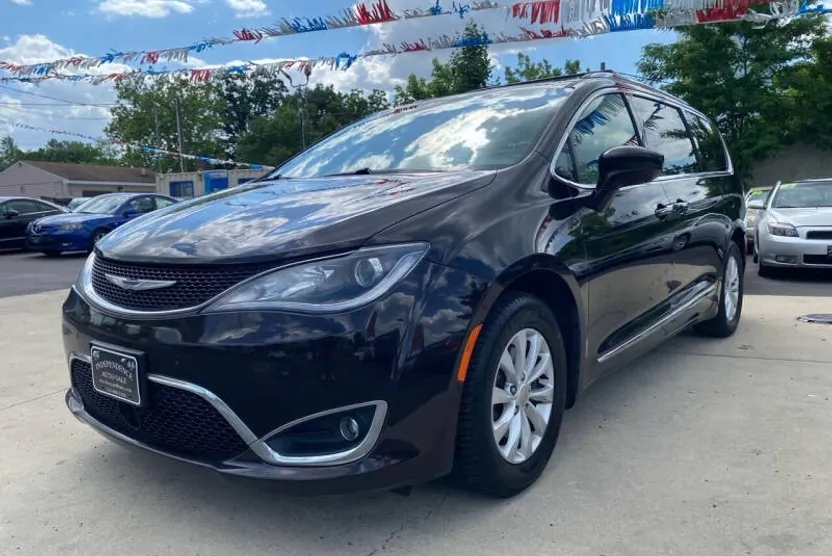 2019 Chrysler Pacifica Touring L photo 1