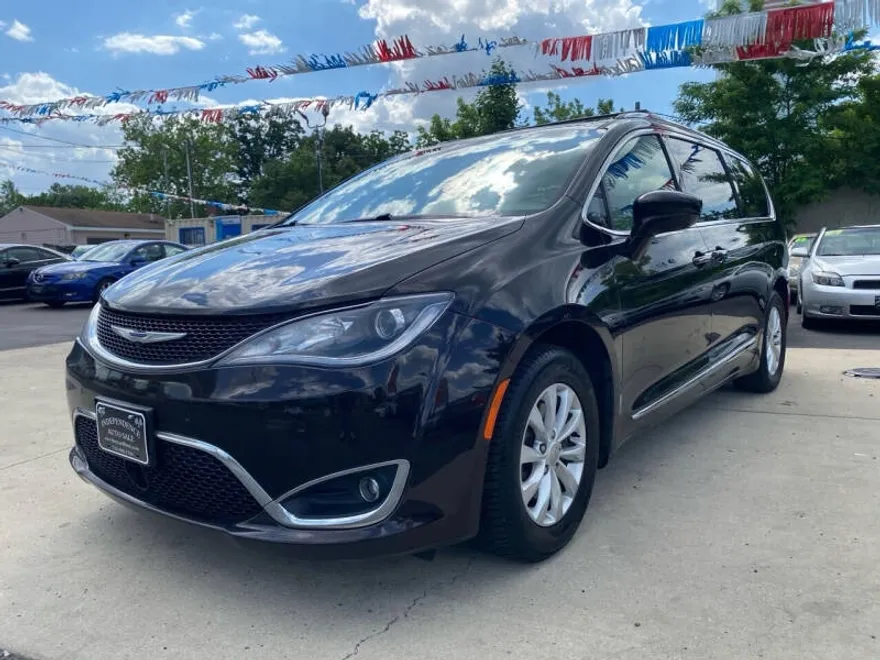 2019 Chrysler Pacifica Touring L photo 1
