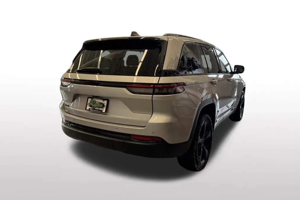 2023 Jeep Grand Cherokee Altitude photo 1