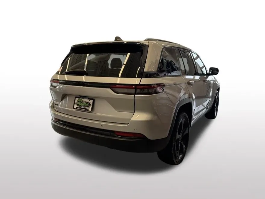 2023 Jeep Grand Cherokee Altitude photo 1
