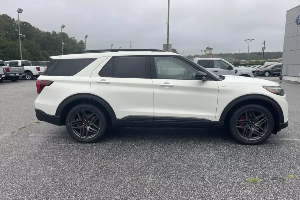2025 Ford Explorer ST-Line photo 1