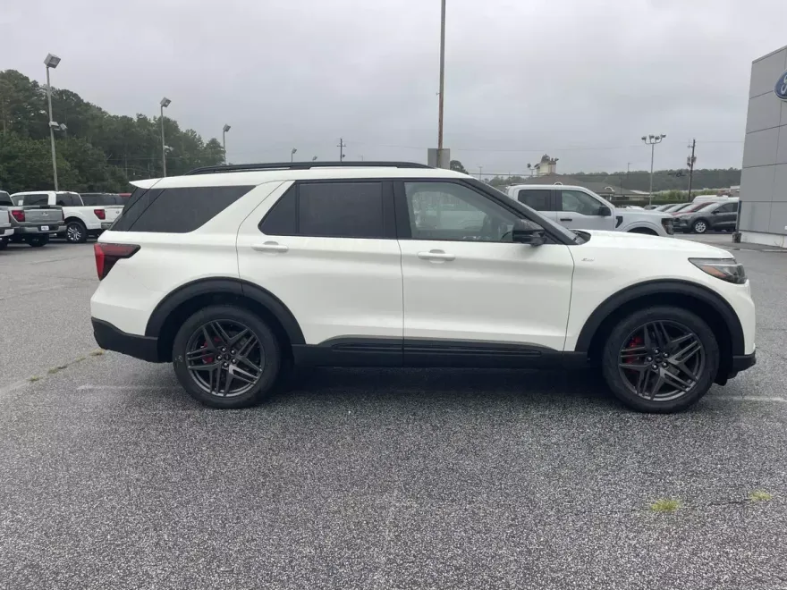 2025 Ford Explorer ST-Line photo 1