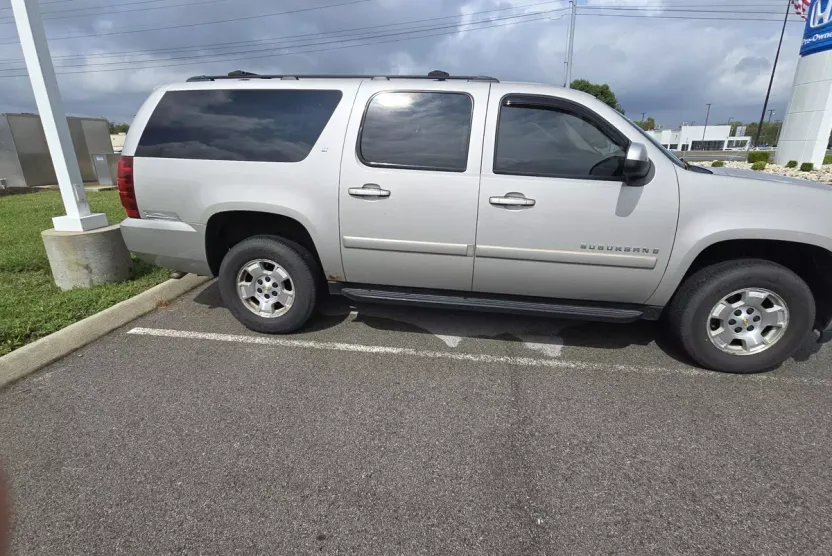 2007 Chevrolet Suburban LT photo 1