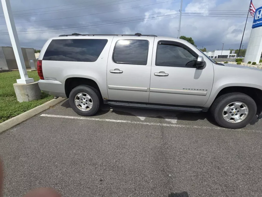 2007 Chevrolet Suburban 1500 LT photo 1