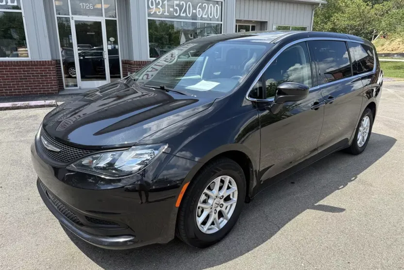 2023 Chrysler Voyager LX photo 1