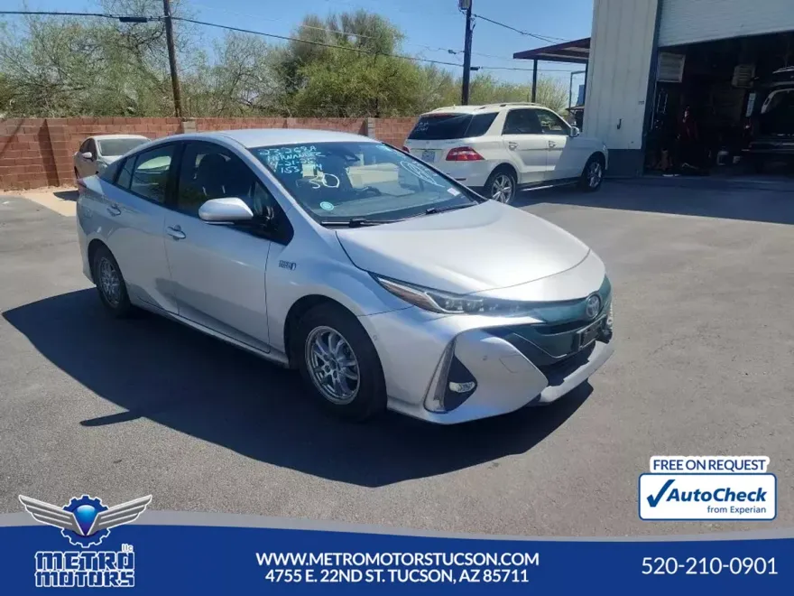 2017 Toyota Prius Prime Three Four photo 1