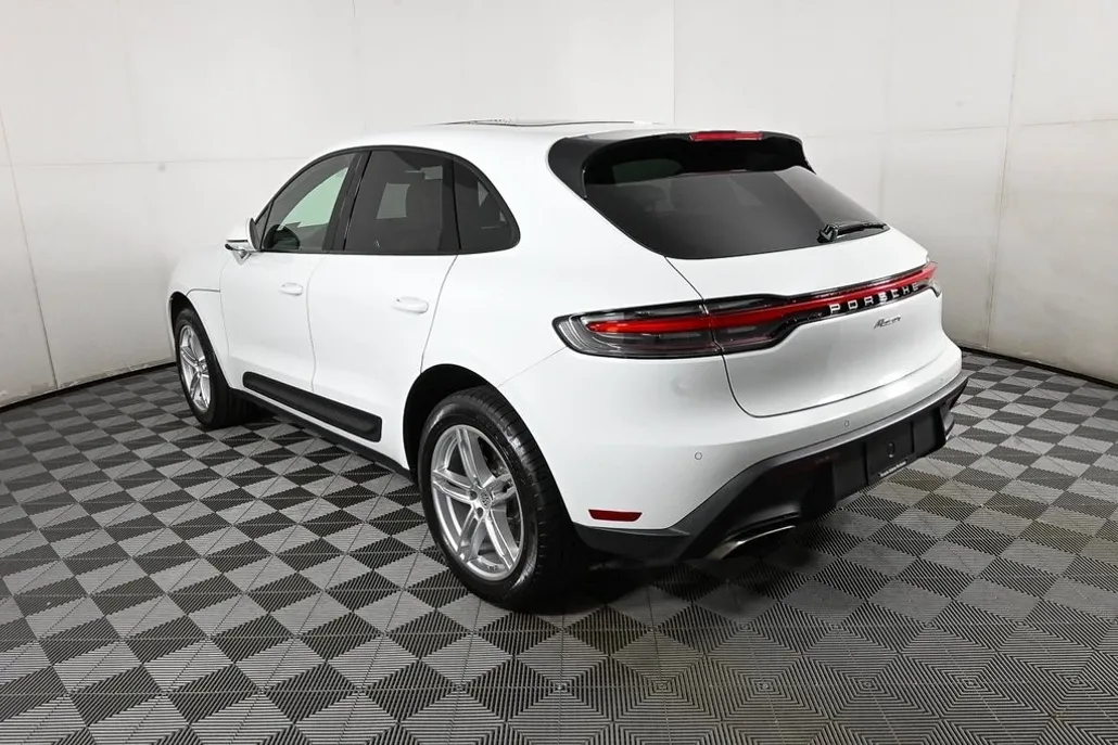 2025 Porsche Macan T photo 1