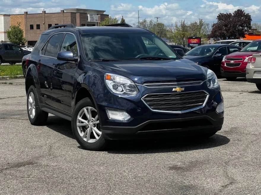 2017 Chevrolet Equinox LT photo 1