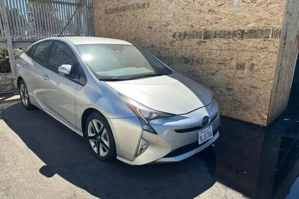 2017 Toyota Prius Four Touring photo 1