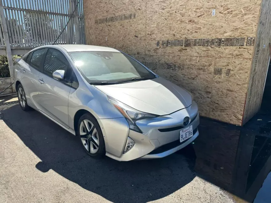 2017 Toyota Prius Four Touring photo 1
