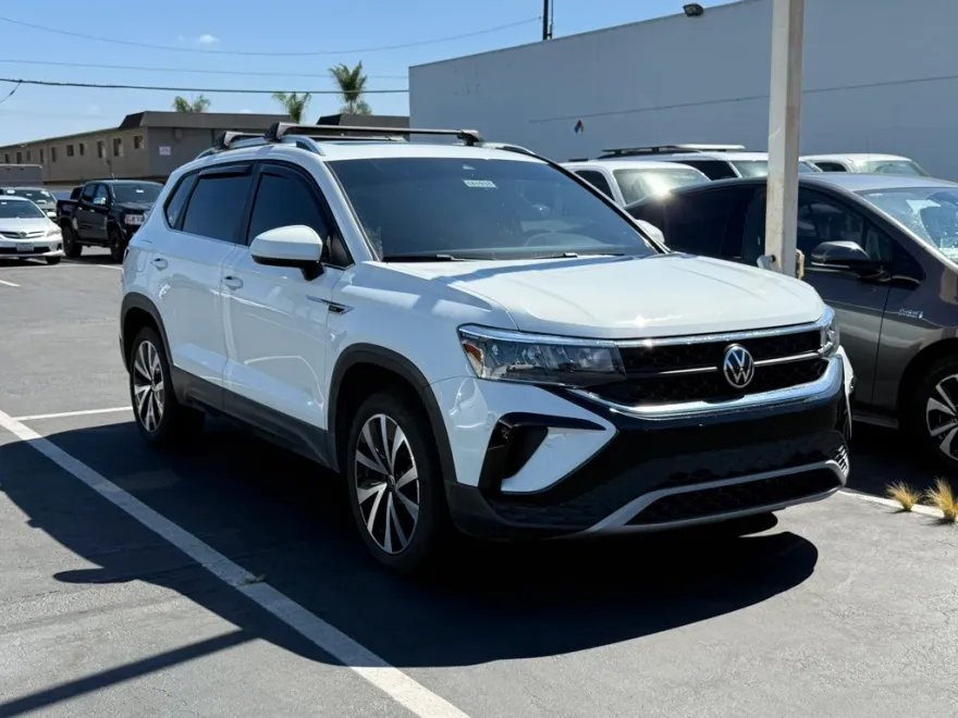 2022 Volkswagen Taos SE photo 1