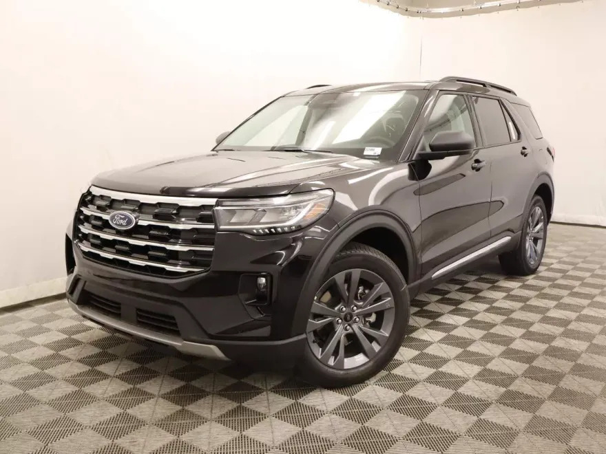 2025 Ford Explorer photo 1