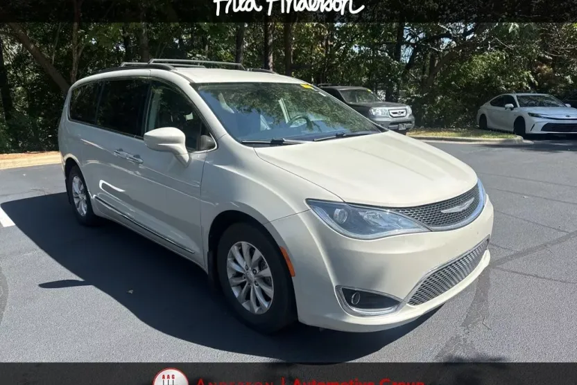 2017 Chrysler Pacifica Touring L photo 1